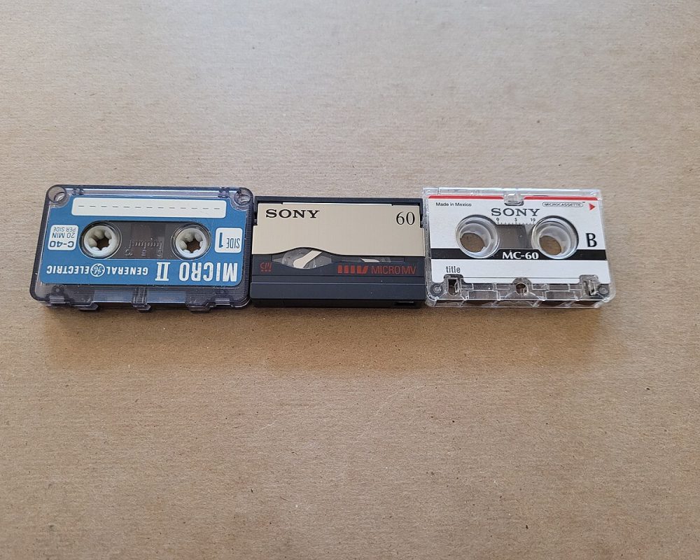 Microcassette,_MicroMV,_Mini-Cassette_hor_2