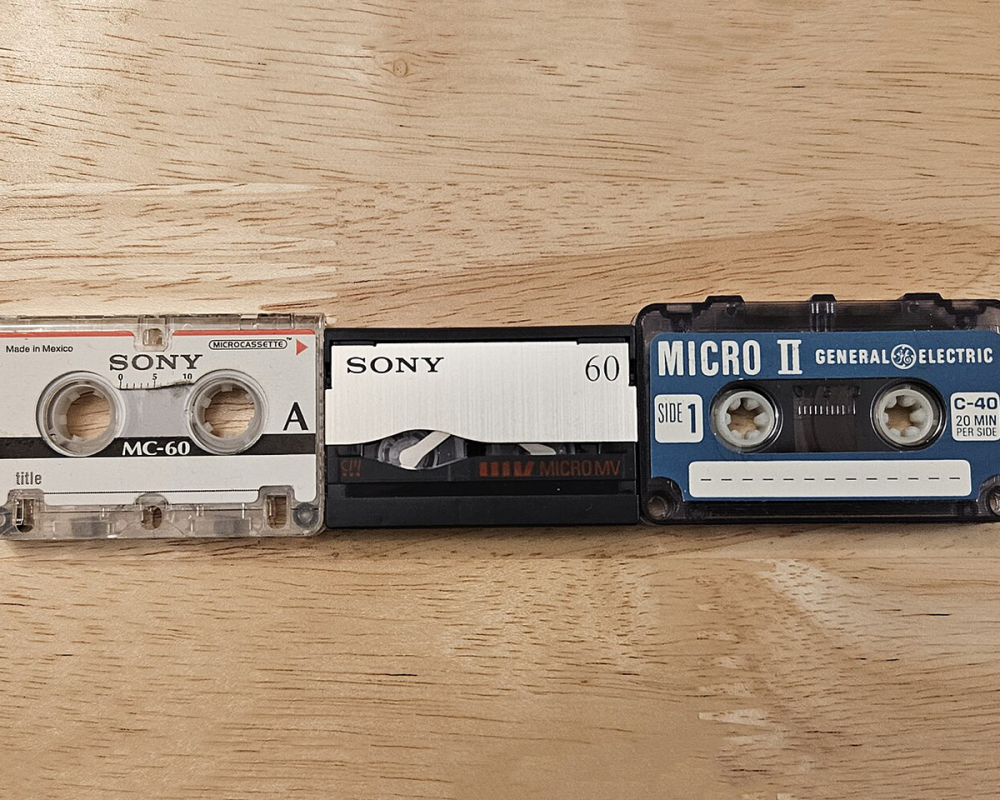 Microcassette,_MicroMV,_Mini-Cassette_hor_2